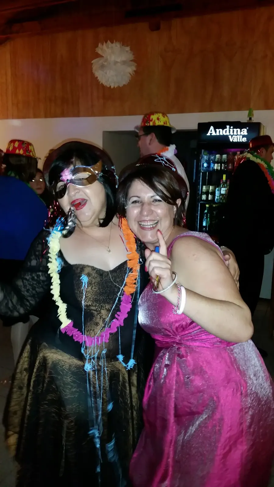 Dos amigas abrazadas y disfrazadas en una fiesta